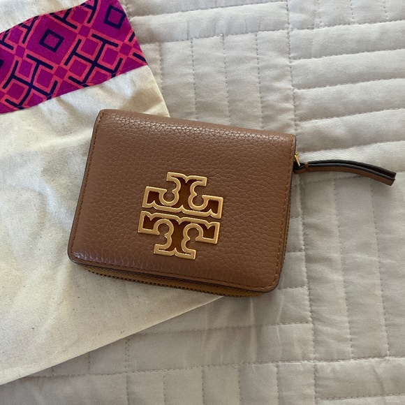 Tory Burch Handbags - Tory Burch tan leather wallet